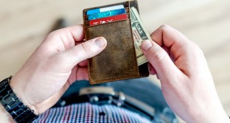 Han hittar en plånbok, lämnar tillbaka den och lägger i lite extra pengar till den rättmätige ägaren