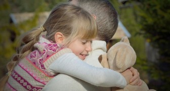 Le anuncia de sorpresa a la hijastra de 10 años que se convertirá finalmente en su padre adoptivo
