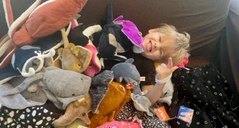 Mamma povera non può comprare il peluche al figlio: alcuni utenti gli regalano vecchi giocattoli per farlo felice