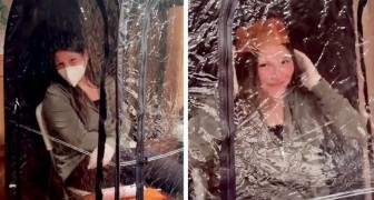 Covid-positive daughter does not give up having Christmas dinner with her family and eats her meal inside a plastic bubble