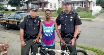 Polizisten kaufen einem Jungen, der sich plötzlich ohne Transportmittel wiedergefunden hatte, ein nagelneues Fahrrad