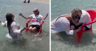 Kleindochter neemt haar oma mee om een bad te nemen in zee n vervult haar grootste wens