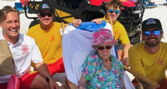 Deze strandwachten begeleiden elke dag een 95-jarige vrouw naar haar favoriete strand