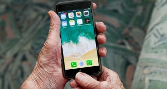 Verzweifelte ältere Frau geht zur Reparatur ihres Mobiltelefons, weil ihre Kinder und Enkelkinder sie nicht mehr unter dieser Nummer anrufen