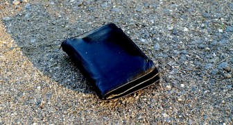 Er findet ein auf der Straße liegendes Portemonnaie und bringt es zum Haus seines Besitzers zurück, ohne die Polizei zu benachrichtigen