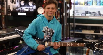 Er geht jeden Tag in den Laden, um eine besondere Gitarre auszuprobieren: ein Fremder schenkt sie ihm (+VIDEO)