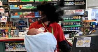 Veröffentlicht ein Foto einer Kassiererin, die ein Baby im Arm hält, um andere Mütter zu motivieren, löst aber eine Kontroverse aus