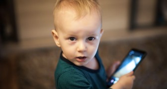 Un enfant de 2 ans utilise le téléphone de sa mère et passe des commandes en ligne : il dépense près de 2 000 dollars en meubles