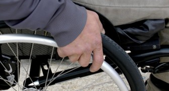 Tre uomini paralizzati tornano a camminare grazie a degli elettrodi gestiti da un tablet: lo studio