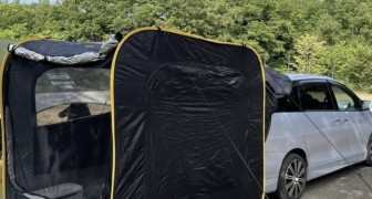 Een bedrijf maakt een tent die aan de kofferbak wordt bevestigd en verandert de auto in een camper
