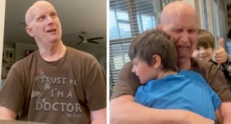 Dank eines Stoffbandes kann dieser Großvater seine Enkelkinder zum ersten Mal seit 8 Jahren wieder in die Arme schließen
