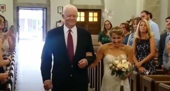 La sposa si emoziona quando l'uomo che ha ricevuto il cuore del suo defunto papà la accompagna all'altare