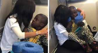 Un bambino di 8 anni ha un crisi di pianto in aereo, ma una sconosciuta trova il modo per calmarlo