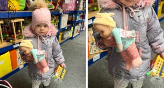 Niña ucraniana está muy feliz de haber encontrado una muñeca igual a la que había dejado en su casa antes de escapar