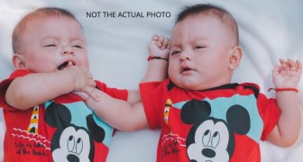 Een identieke tweeling bevalt binnen enkele uren na elkaar van hun baby