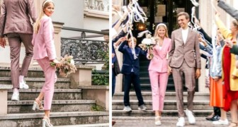 Sposa rinuncia al classico e principesco abito bianco e sceglie giacca e pantaloni rosa
