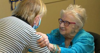 Hon fyller 98 år och kramar om sin dotter som hon adopterat bort 80 år tidigare: Den bästa gåvan någonsin