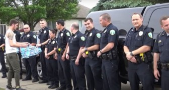 Poliziotti rendono omaggio a un collega scomparso partecipando alla festa di diploma del figlio (+ VIDEO)