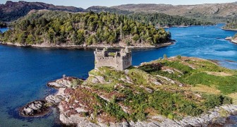 Isola scozzese viene venduta insieme al suo castello: il costo è inferiore a quello di un appartamento