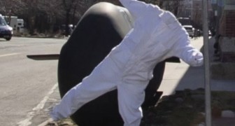 Unsichtbarer Mann auf Google-Maps-Bildern: ein weißer körperloser Anzug bewegt sich durch die Straßen