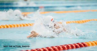 Atleta sviene durante i mondiali di nuoto, l'allenatrice si tuffa per soccorrerla: I bagnini erano immobili