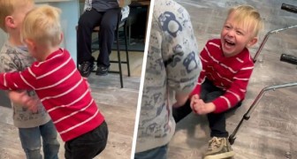 Bimbo con paralisi cerebrale cammina e abbraccia il suo gemello per la prima volta