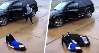 Mother comes home and sees her daughter having a panic attack on the ground in the rain: she lies down with her