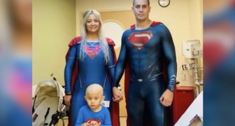 Bimbo di soli 3 anni è affetto da un cancro: genitori si travestono da supereroi per alleviare le sue paure