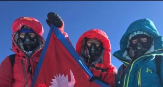 Tre sorelle nepalesi stabiliscono il record insieme sull'Everest con una storica spedizione