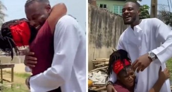 Young man surprises a street vendor who fed him as a child with a visit and some money: she cries with joy (+ VIDEO)