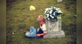 Bimbo di 5 anni visita la tomba del fratello gemello che non ce l'ha fatta e gli racconta il suo primo giorno di scuola