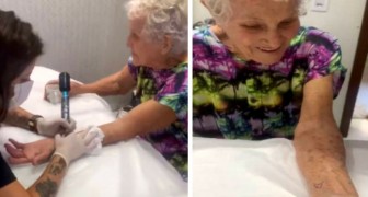 Ett barnbarn följer med sin 88-åriga farmor för att göra sin första tatuering: Det är aldrig för sent