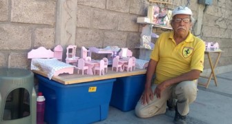 A los 70 años crea muebles en miniatura para sobrevivir pero nadie se los compra: una chica lo ve llorando y lo ayuda