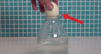 Er legt ein gekochtes Ei auf eine Flasche: Ein Experiment mit interessantem Ausgang