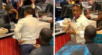 Han friar till sin flickvän i kassakön på McDonald's: hon tackar nej och går därifrån (+VIDEO)
