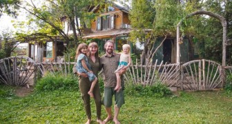 Familia construye una casa que se alimenta sola: no pagan facturas y ahorran 50.000 dólares por año