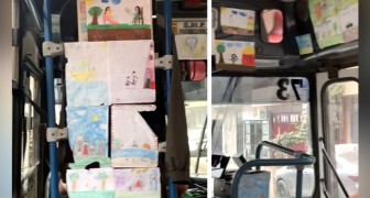 Un autista ha tappezzato l'autobus con i disegni del figlio: un gesto d'amore con cui dimostra tutto il suo orgoglio
