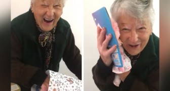 Großmütterchen erhält eine Puppe zum Geburtstag und ist gerührt: Sie hatte nie eine kriegen können (+ VIDEO)