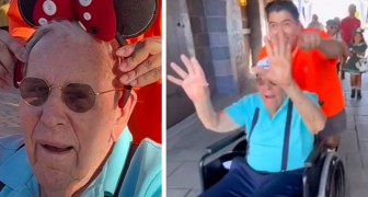 Hij vraagt ​​een 100-jarige of hij hem gezelschap wil houden in Disneyland: hij accepteert en heeft een onvergetelijke dag