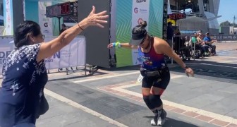 Frau kommt als Letzte beim Marathon ins Ziel: Ihre Mutter erwartet sie mit offenen Armen an der Ziellinie