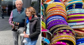 Un couple de personnes âgées photographié en train de vendre des bracelets faits main dans la rue : Nous le faisons pour survivre