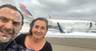 Stel maakt een selfie nadat ze een vliegtuigongeluk hebben overleefd
