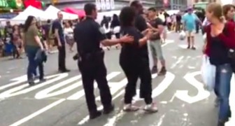 En polis närmar sig en kvinna på gatan: det här är vad han tänker göra... Wow!