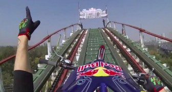 He goes with his bike on a rollercoaster: what he does is scary!