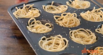 Mette degli spaghetti nello stampo per muffin: ecco un modo originale e SQUISITO per servirli