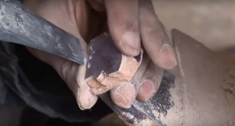 Ein Handwerker beginnt eine Fliese zu schneiden ... Was er macht, ist bezaubernd