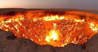 Lo chiamano la porta dell'Inferno: ecco l'enorme cratere che brucia da oltre 40 anni
