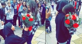 Un garçon à la sortie de l'école surprend sa fiancée avec un geste... d'un autre temps!