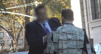 He walks around wearing a money suit: look at how people react ...
