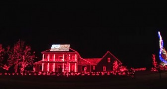 Het huis wordt verlicht met rode lampjes, maar kort daarna ontvouwt zich een waar spektakel